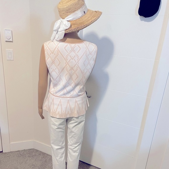 Large BCBGMAXAZRIA Gardenia top with bottom detail flair. Pink - Picture 5 of 17